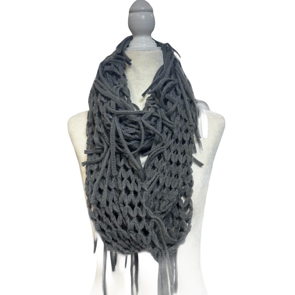Grey open weave crochet infinity scarf w fringe by 2 Chic EUC - Picture 2 of 10